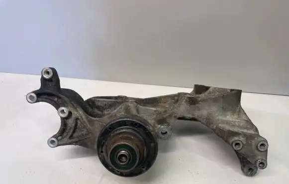 Volkswagen PASSAT B5.5 Engine mounting bracket 058145523D 058119145