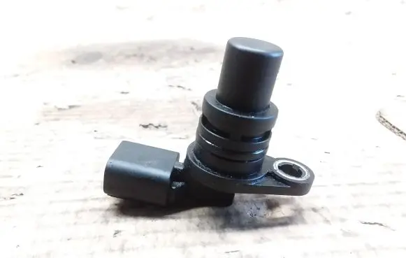 Volvo V50 Camshaft position sensor 6M8G12K073