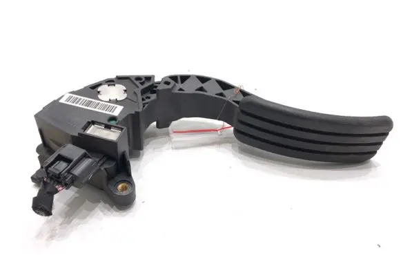 Accelerator throttle pedal