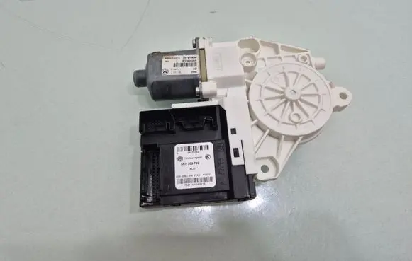 Volkswagen Tiguan Front door window regulator motor 5N0959702D