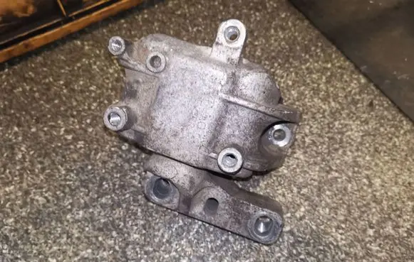 Volkswagen PASSAT B7 Engine mount bracket 1K0199262CN