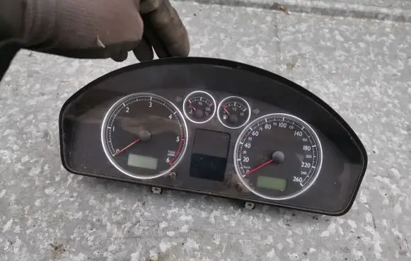 Speedometer (instrument cluster)