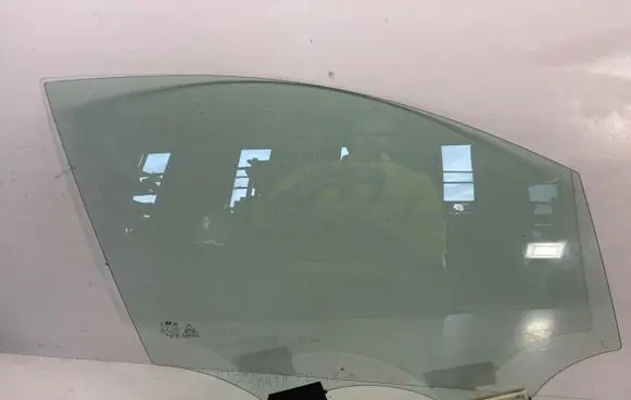 Hyundai Santa Fe Front door window glass four-door