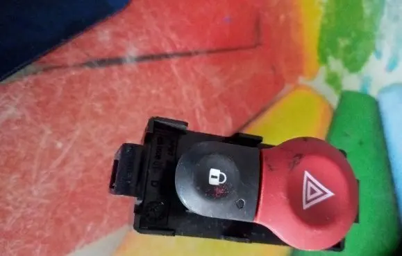 Renault Kangoo II Hazard light switch 252105246