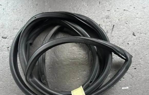 Mitsubishi Pajero Front door rubber seal MR437147