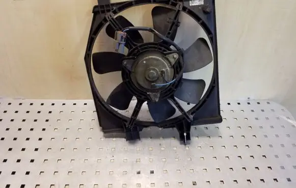 Radiator cooling fan shroud