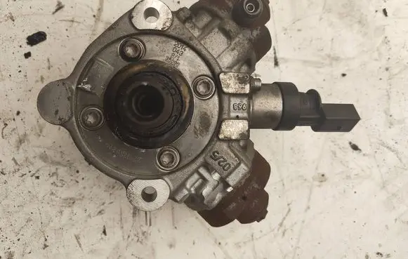 BMW X5 F15 Fuel injection high pressure pump 0445010638 7823470