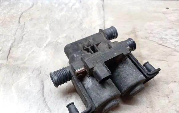 BMW 5 E39 Coolant heater control valve 64128374995 8374995 1147412137