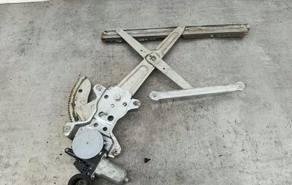 Suzuki Swift I Front door window regulator with motor