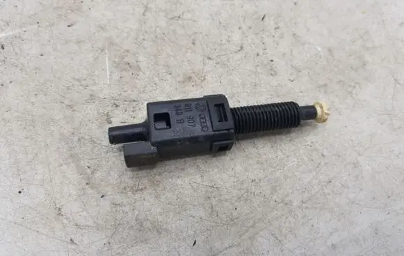 Volkswagen PASSAT B5 Brake pedal sensor switch 811907343B
