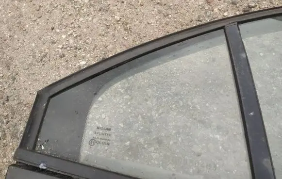 Rear vent window glass