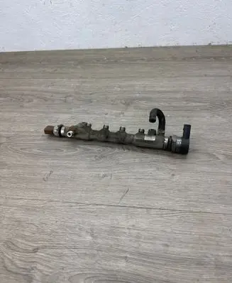 Volkswagen PASSAT B7 Fuel pressure regulator 057130764AB