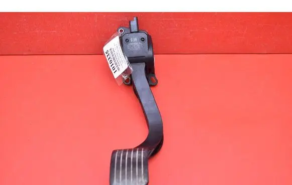 Accelerator throttle pedal
