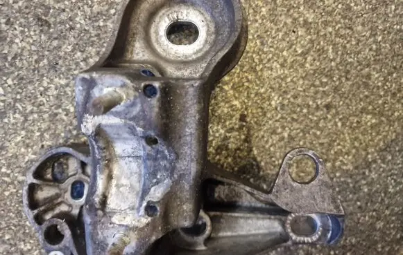 Audi A4 S4 B7 8E 8H Engine mounting bracket