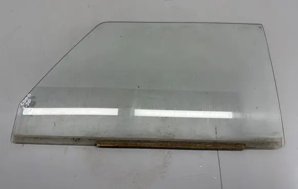 Mitsubishi L300 Front door window/glass (coupe) 