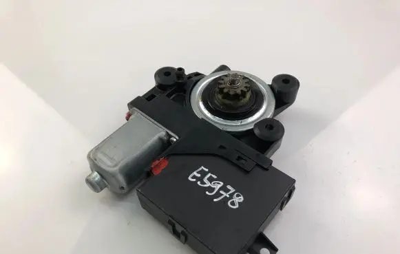 Volvo S40 Front door window regulator motor 979040100