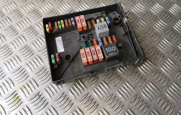 Volkswagen Golf V Fuse module 1K0937125
