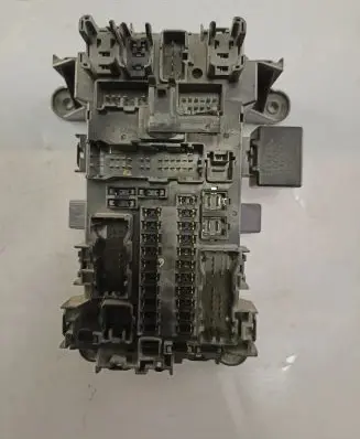 Suzuki Grand Vitara II Fuse module 06465J14 3861034F21