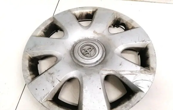 Toyota Avensis Verso R15 wheel hub/cap/trim 