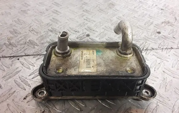 Volvo XC90 Engine oil radiator 8677974 C5851