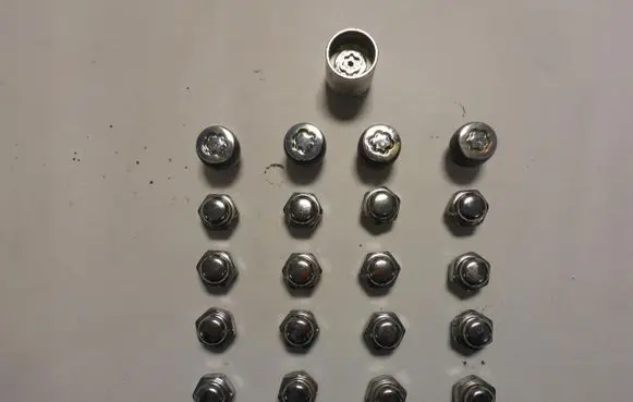 Mazda 3 III Anti-theft wheel nuts and lock 