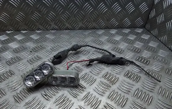 Front fender indicator light
