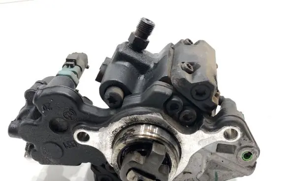 Ford Kuga II Fuel injection high pressure pump 9687959180