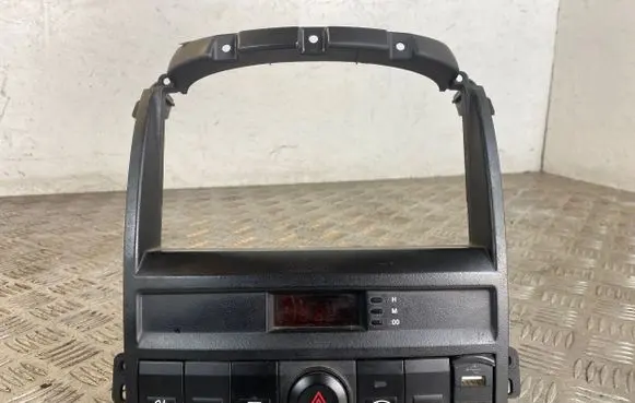 KIA Sorento Radio/GPS head unit trim 947603E100 945003E000 937303E000