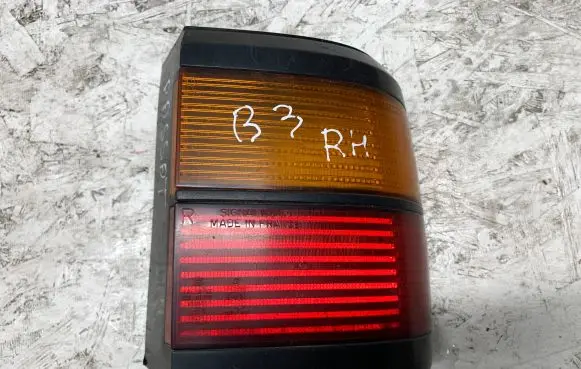 Volkswagen PASSAT B3 Rear/tail lights 333945112