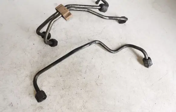 Volvo S80 Fuel injector supply line/pipe 