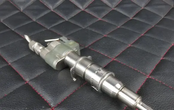 BMW 3 E90 E91 Fuel injector 7589048