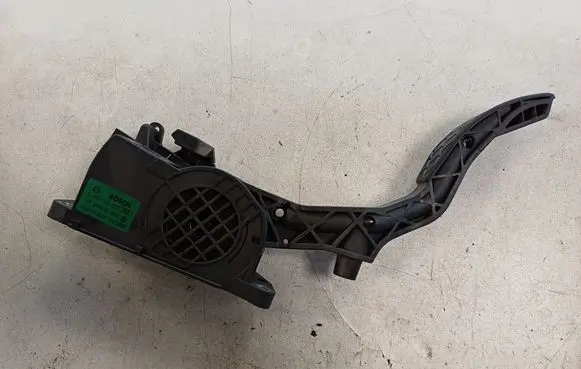 Accelerator throttle pedal
