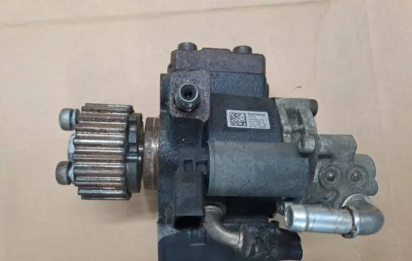 Volkswagen Touran II Fuel injection high pressure pump 03L130755E