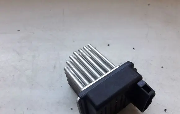Audi A6 S6 C5 4B Heater blower fan relay 