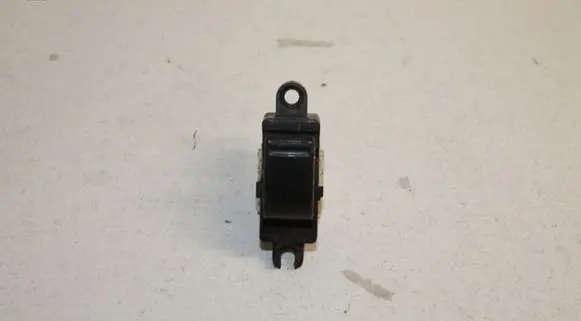 Nissan Almera N16 Electric window control switch 0108Z