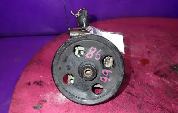 Ford Focus Power steering pump 2S413A696AA