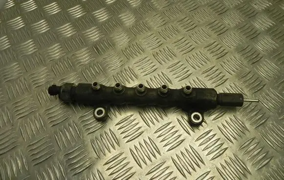 Toyota RAV 4 (XA30) Fuel distributor 612108H22 VD13181