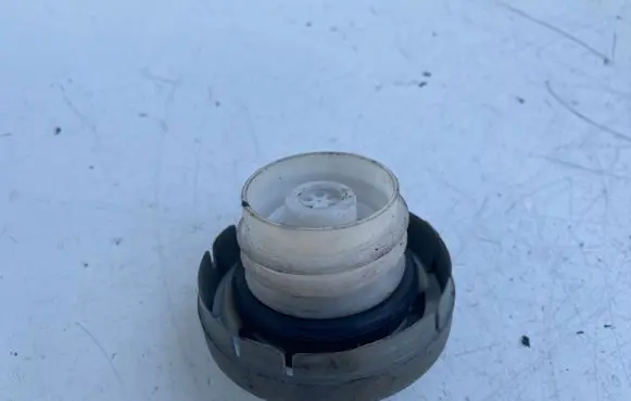 Toyota Avensis T220 Fuel tank filler cap 