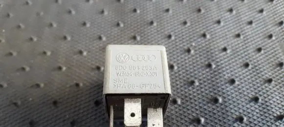 Volkswagen PASSAT B5.5 Other relay 8D0951253A V23134-B52-X301