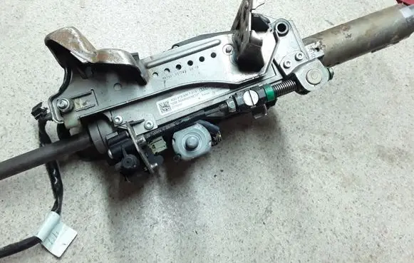 Steering wheel axle set