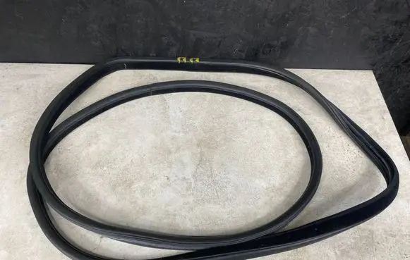 Volvo XC90 Front door rubber seal 