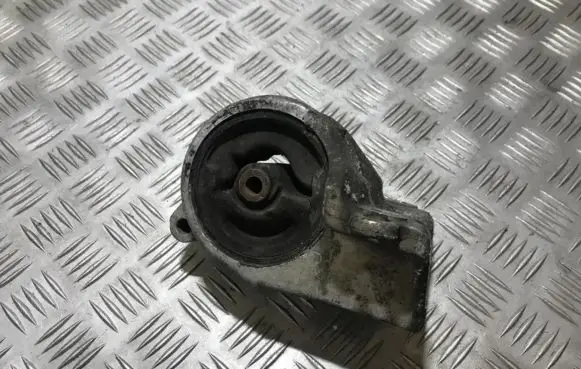 Nissan Almera Tino Engine mount bracket