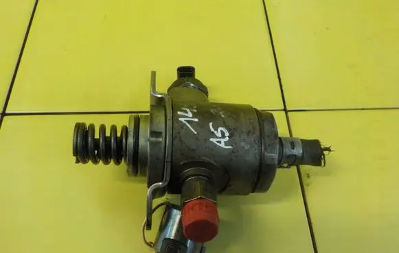 Audi A5 8T 8F Fuel injection high pressure pump 06J127025C 14SP30