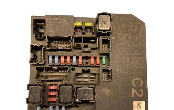Nissan Juke I F15 Fuse module