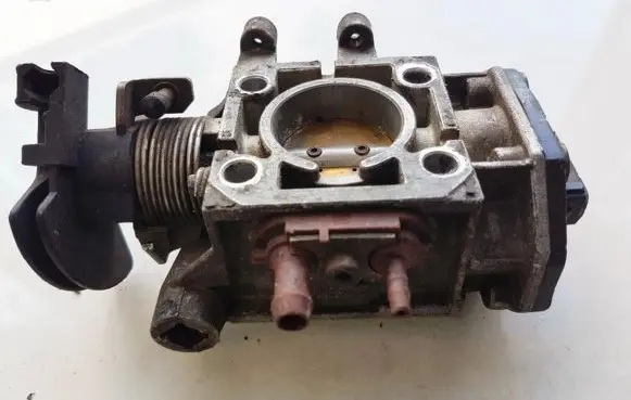 Volkswagen Golf III Throttle valve 0438201509