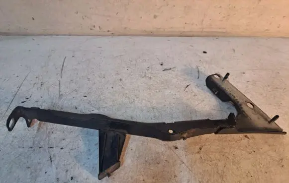 Audi A5 Sportback 8TA Fender mounting bracket 8T0821135
