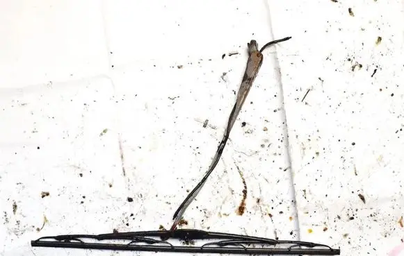 Peugeot 405 Front wiper blade arm