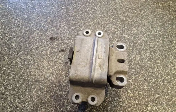 Volkswagen Golf V Engine mount bracket