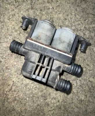 BMW 5 E39 Coolant heater control valve 8374995