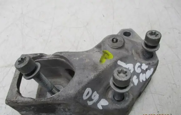 Peugeot 206 Engine mounting bracket